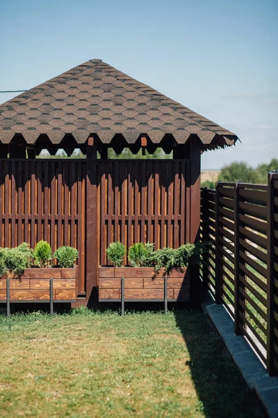 Kırsal kesimdeki modern evin dışında.