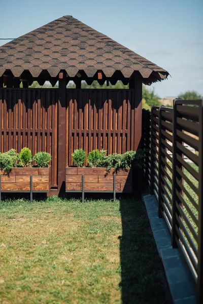 Kırsal kesimdeki modern evin dışında.