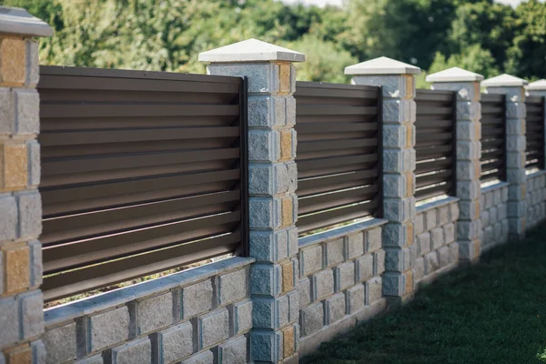 Yeni bir metal çitin parçası