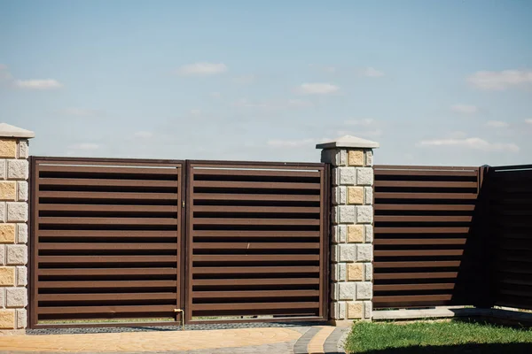 Yeni bir metal çitin parçası