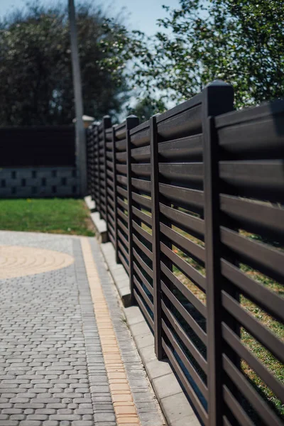 Yeni bir metal çitin parçası