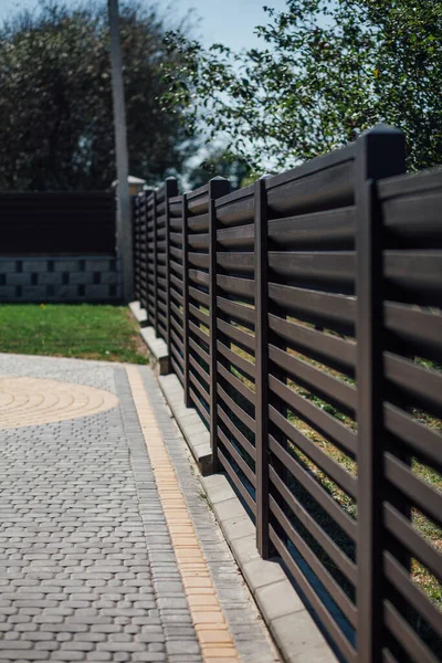 Yeni bir metal çitin parçası