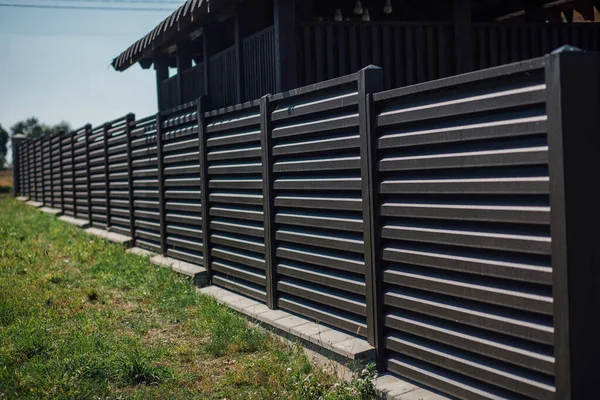 Yeni bir metal çitin parçası