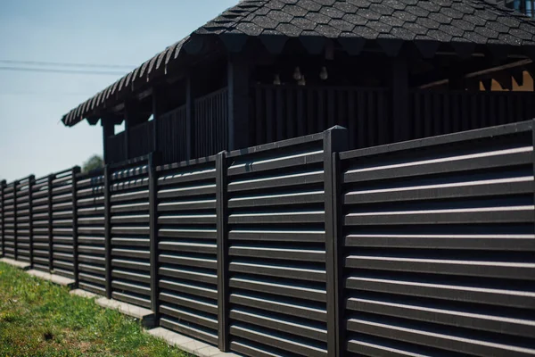 Yeni bir metal çitin parçası