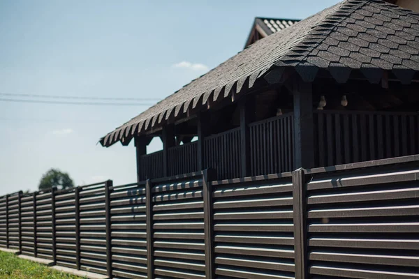 Yeni bir metal çitin parçası