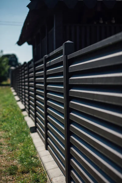 Yeni bir metal çitin parçası