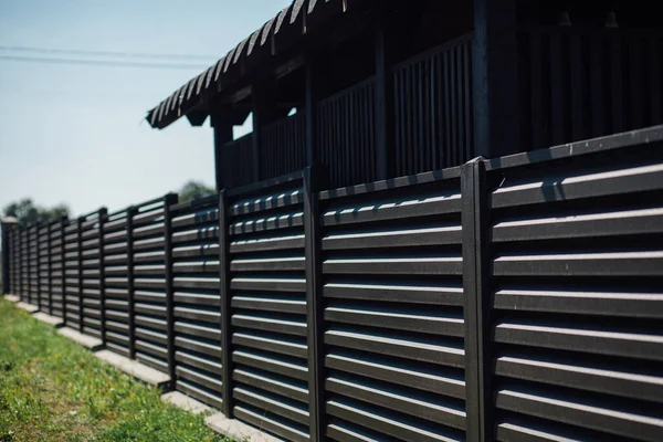 Yeni bir metal çitin parçası