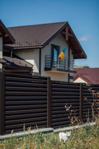 Yeni bir metal çitin parçası