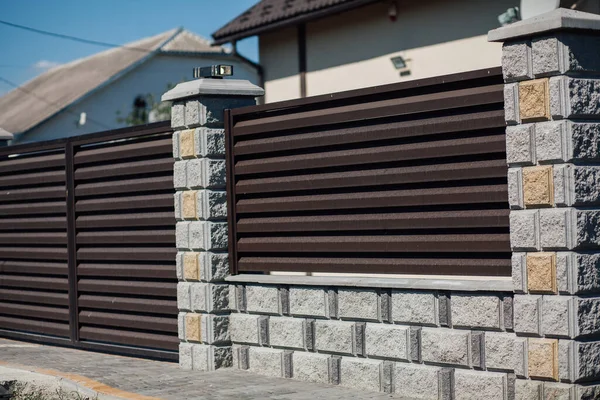 Yeni bir metal çitin parçası