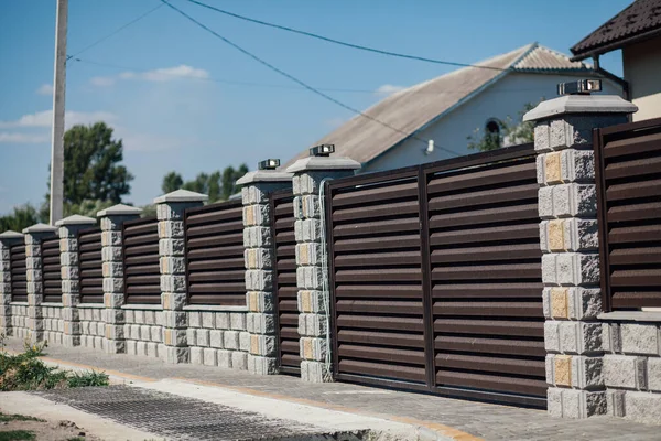 Yeni bir metal çitin parçası