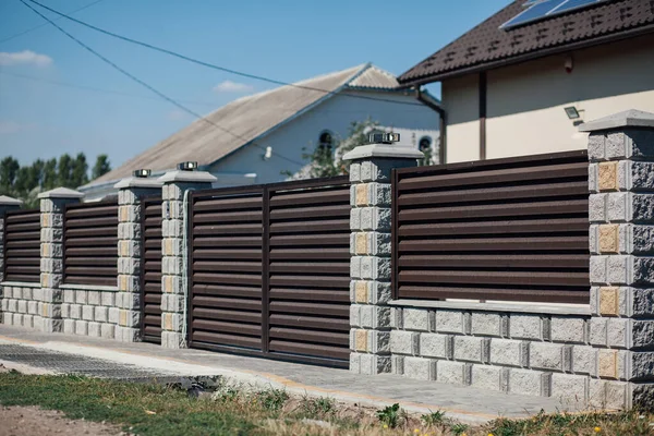 Yeni bir metal çitin parçası