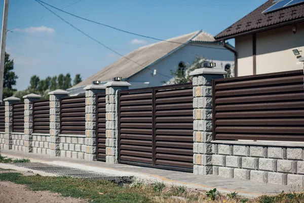 Yeni bir metal çitin parçası