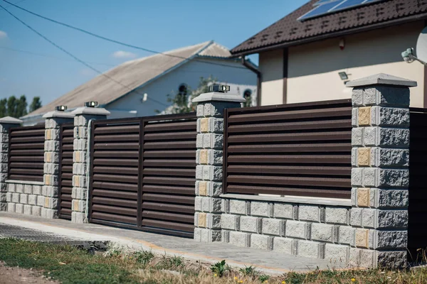 Yeni bir metal çitin parçası