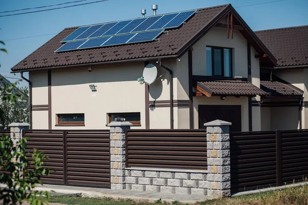 Kırsal kesimdeki modern evin dışında.