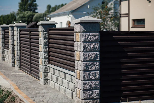 Yeni bir metal çitin parçası