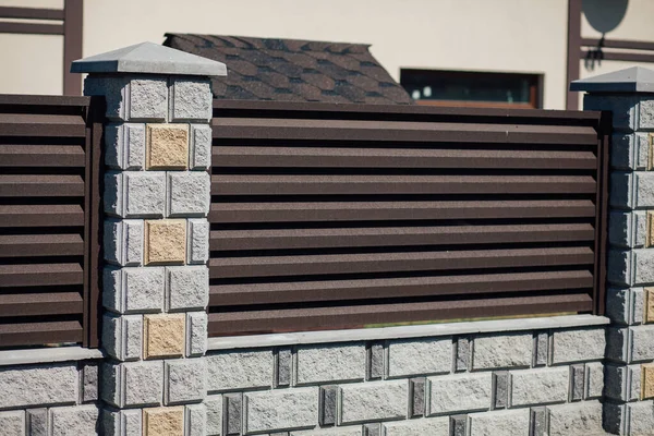 Yeni bir metal çitin parçası