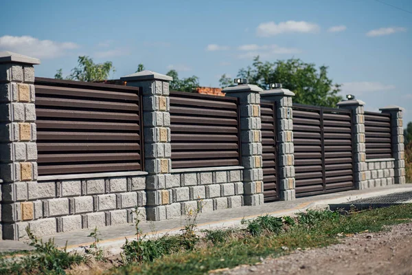 Yeni bir metal çitin parçası