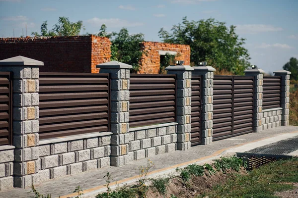 Yeni bir metal çitin parçası