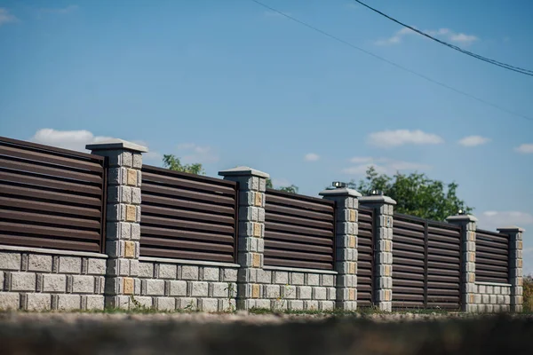 Yeni bir metal çitin parçası