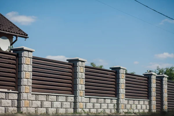 Yeni bir metal çitin parçası