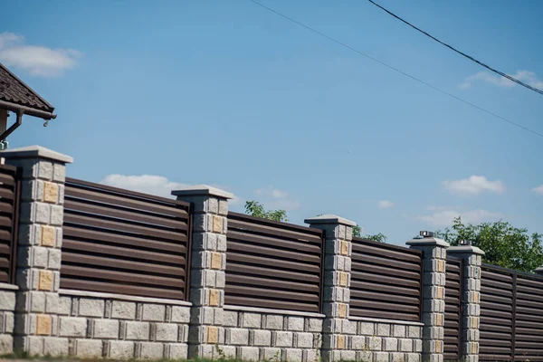 Yeni bir metal çitin parçası