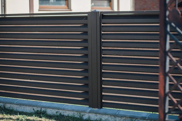 Yeni bir metal çitin parçası