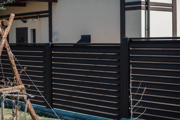 Yeni bir metal çitin parçası