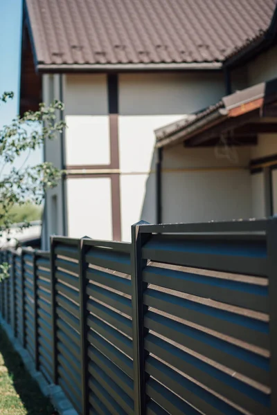 Yeni bir metal çitin parçası