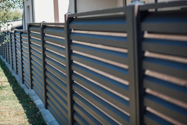 Yeni bir metal çitin parçası