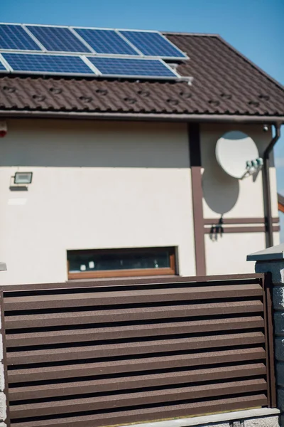 Yeni bir metal çitin parçası