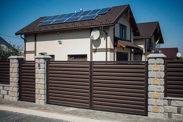 Yeni bir metal çitin parçası