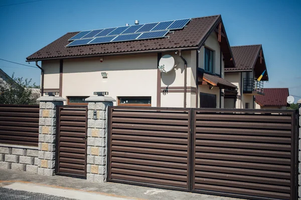 Yeni bir metal çitin parçası