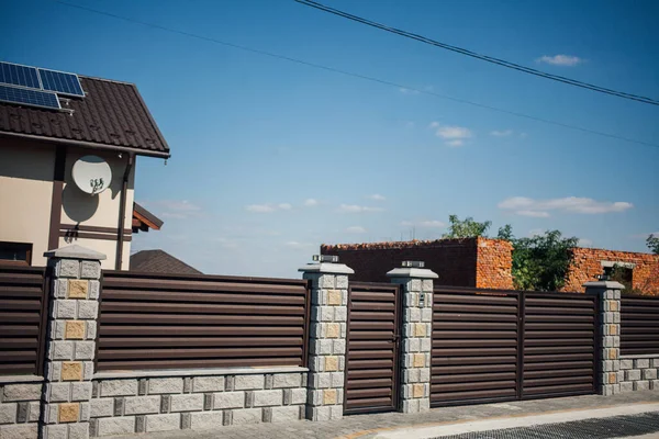 Yeni bir metal çitin parçası