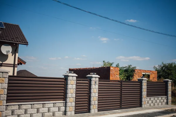 Yeni bir metal çitin parçası