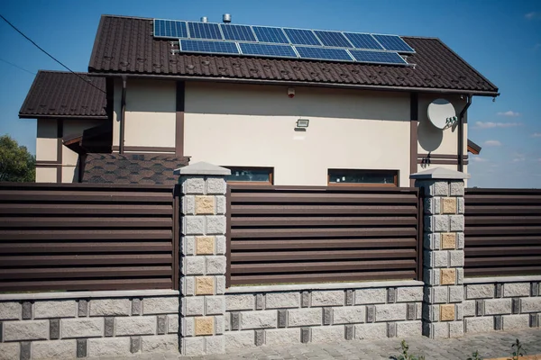 Yeni bir metal çitin parçası