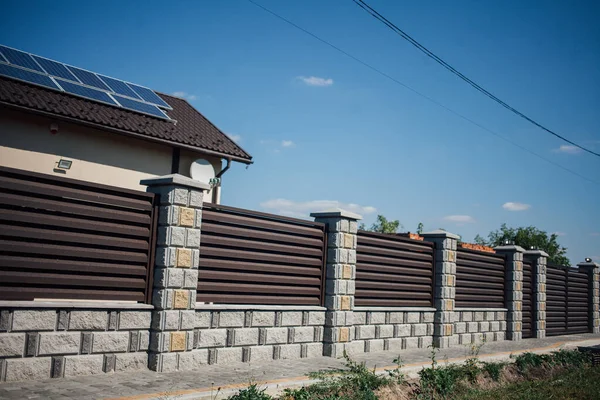 Yeni bir metal çitin parçası