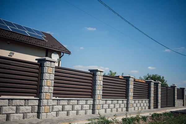 Yeni bir metal çitin parçası