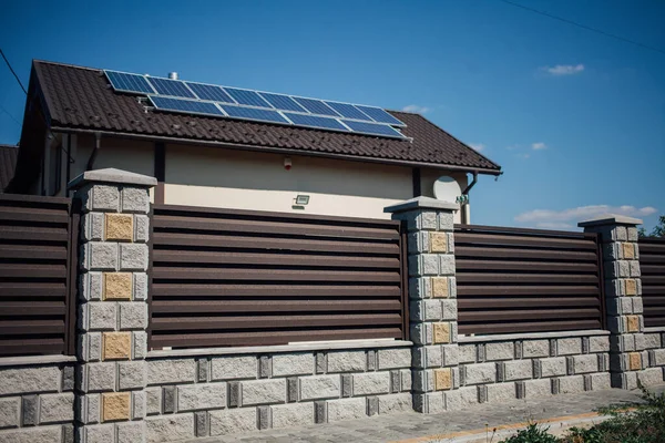 Yeni bir metal çitin parçası