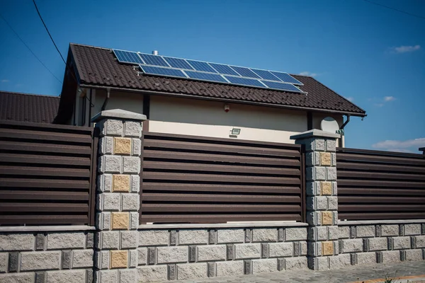 Yeni bir metal çitin parçası