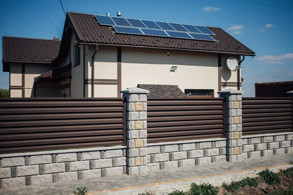 Yeni bir metal çitin parçası