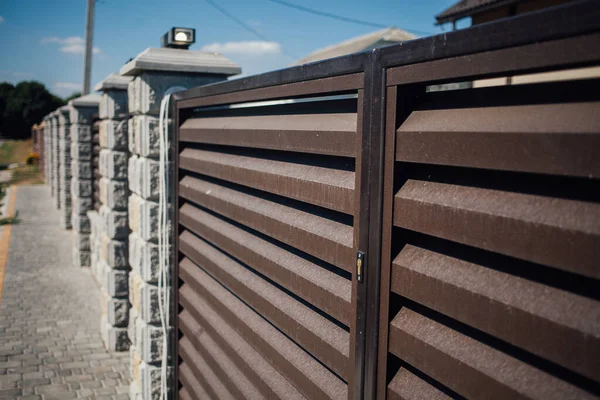 Yeni bir metal çitin parçası