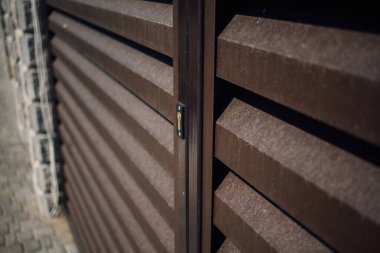 Yeni bir metal çitin parçası