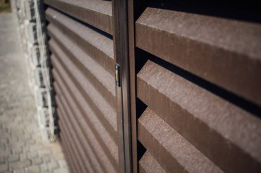 Yeni bir metal çitin parçası