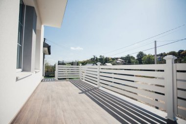 Kırsal kesimdeki modern evin dışında.