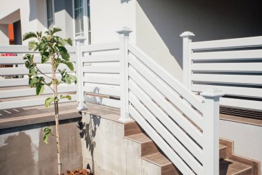 Kırsal kesimdeki modern evin dışında.