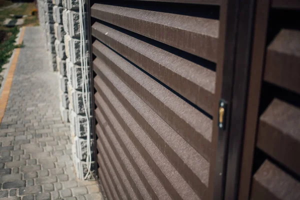 Yeni bir metal çitin parçası