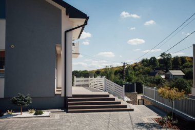 Kırsal kesimdeki modern evin dışında.