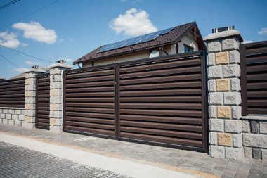 Yeni bir metal çitin parçası