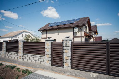 Yeni bir metal çitin parçası