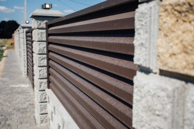 Yeni bir metal çitin parçası